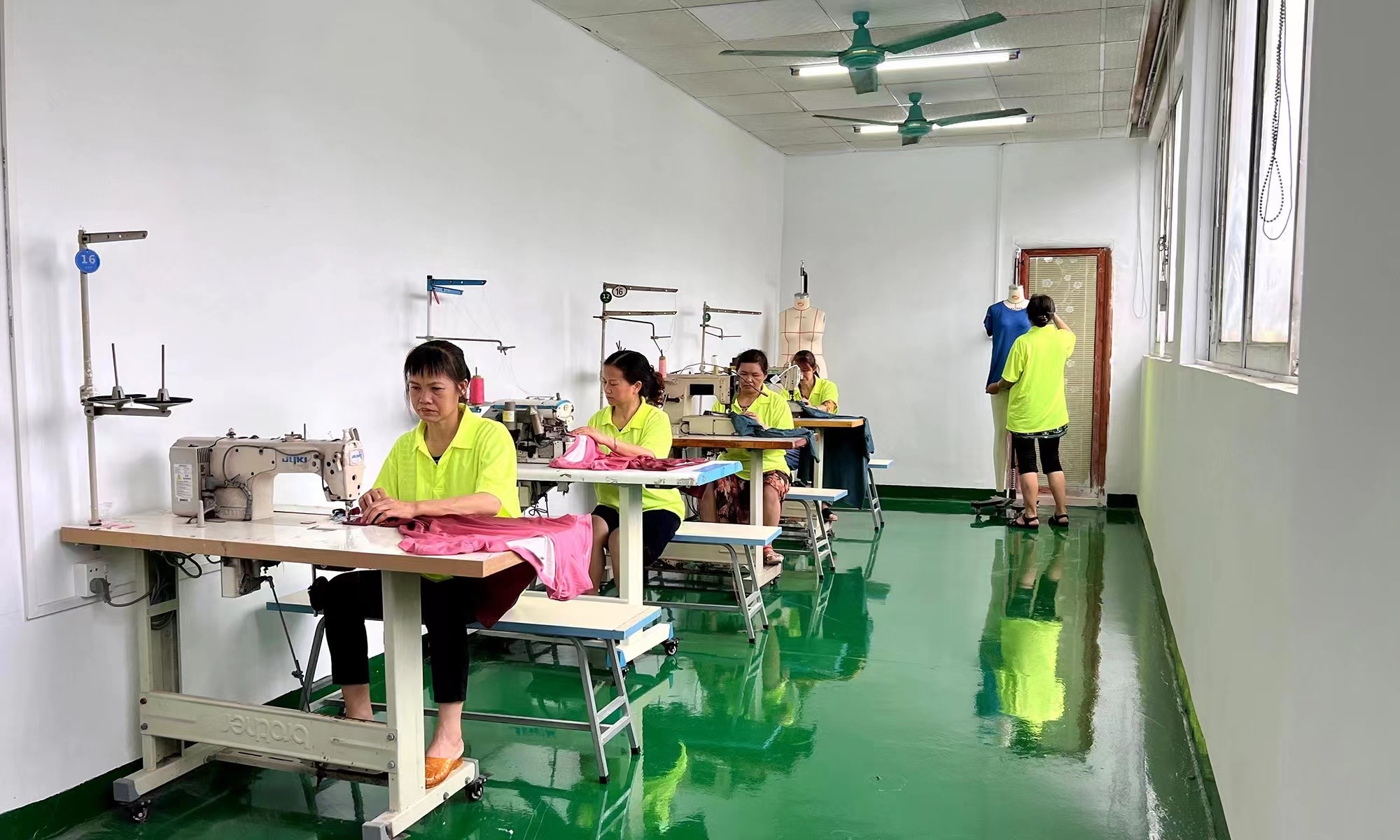 Guangzhou Vinas clothing technology Co., LTD ligne de production en usine