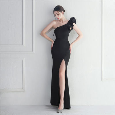 Robe de soirée noire mince Irrégulière bordure ondulée Robe sexy de longueur de plancher avec sac de hanche