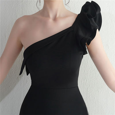 Robe de soirée noire mince Irrégulière bordure ondulée Robe sexy de longueur de plancher avec sac de hanche