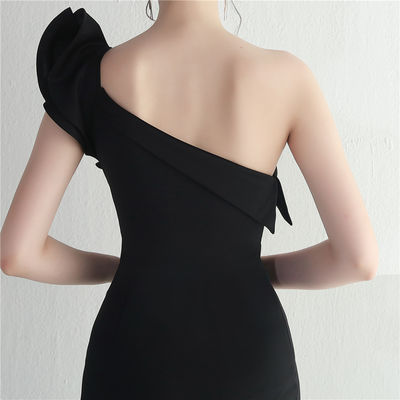 Robe de soirée noire mince Irrégulière bordure ondulée Robe sexy de longueur de plancher avec sac de hanche