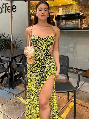 Une robe sexy sans dos, une robe à fente de hanche.