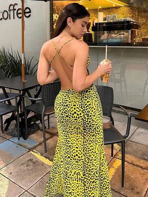 Une robe sexy sans dos, une robe à fente de hanche.
