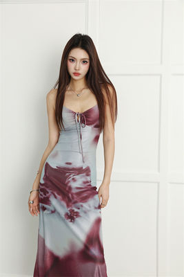 Une robe sexy avec une écharpe, une chemise mince, une robe sexy, une robe longue sans bretelles.
