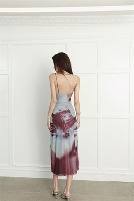 Une robe sexy avec une écharpe, une chemise mince, une robe sexy, une robe longue sans bretelles.