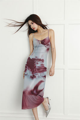 Une robe sexy avec une écharpe, une chemise mince, une robe sexy, une robe longue sans bretelles.