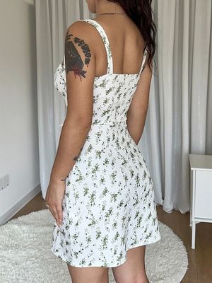 Une petite robe sexy et fleurie, une jupe mince, une jupe à col.
