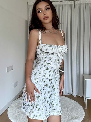 Une petite robe sexy et fleurie, une jupe mince, une jupe à col.
