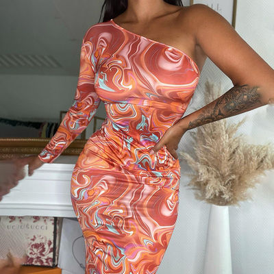 Vêtements de mode imprimés en paquet de hanche en diagonale épaule longue manche mince en forme de robe enveloppée en hanche