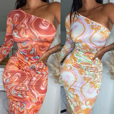 Vêtements de mode imprimés en paquet de hanche en diagonale épaule longue manche mince en forme de robe enveloppée en hanche