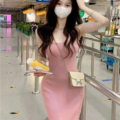 Une robe sexy et élégante, douce, épicée, mince, rose, sans manches.