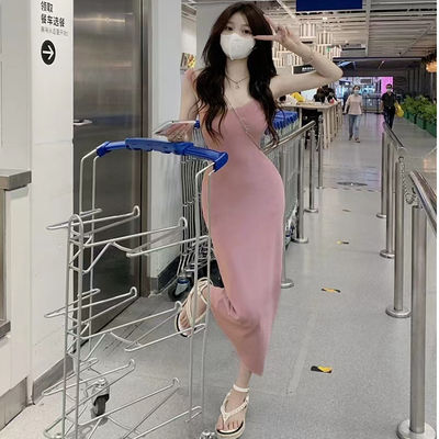 Une robe sexy et élégante, douce, épicée, mince, rose, sans manches.