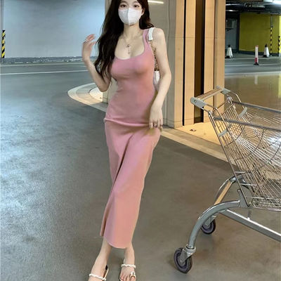 Une robe sexy et élégante, douce, épicée, mince, rose, sans manches.