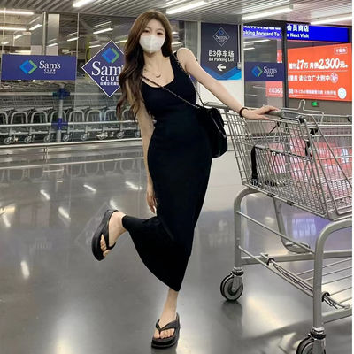 Une robe sexy et élégante, douce, épicée, mince, rose, sans manches.