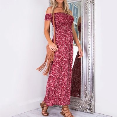 Vêtements de dames élégants, une épaule déchirée, une étoffe sexy.