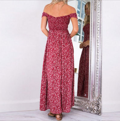 Vêtements de dames élégants, une épaule déchirée, une étoffe sexy.