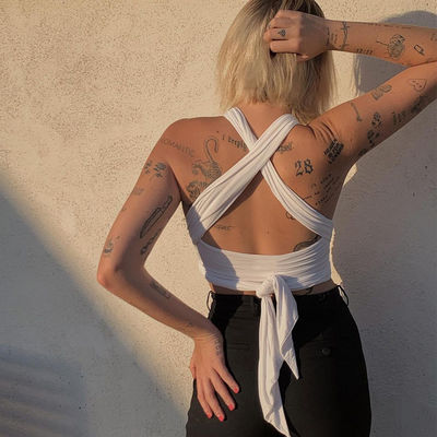 T-shirt sans manches en V avec la ceinture de cou