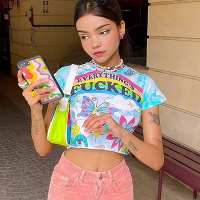 T-shirt décolleté élégant avec un collier élancé et une chemise à manches courtes.