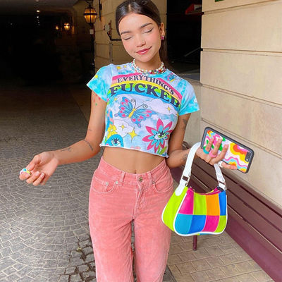 T-shirt décolleté élégant avec un collier élancé et une chemise à manches courtes.