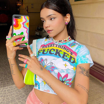 T-shirt décolleté élégant avec un collier élancé et une chemise à manches courtes.