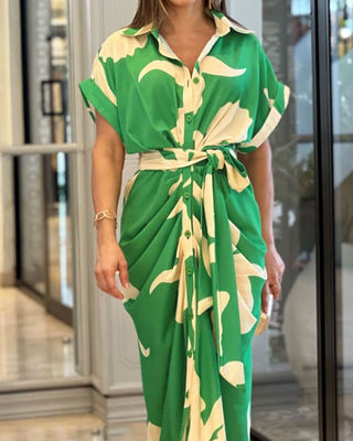 Avec une manche courte, imprimé sur des fleurs, une robe de mode, une robe confortable, décontractée, sexy, mince.