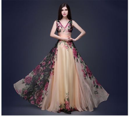 Des robes de soirée élégantes, élégantes, avec des épaules.
