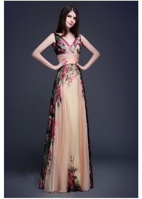 Des robes de soirée élégantes, élégantes, avec des épaules.