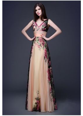 Des robes de soirée élégantes, élégantes, avec des épaules.