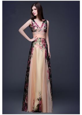 Des robes de soirée élégantes, élégantes, avec des épaules.