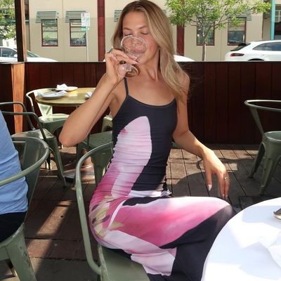 Une robe floral sans dos, sexy, une robe à rayures, étroite, tricotée.