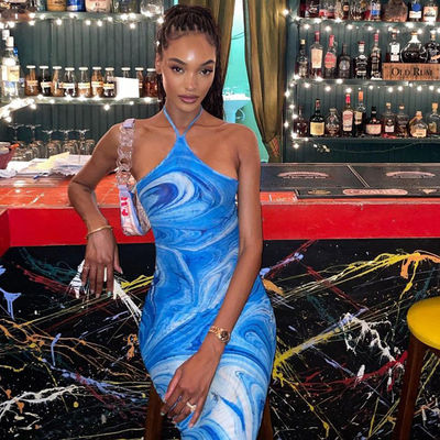 Une robe sexy à col sans manches
