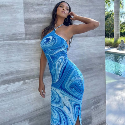 Une robe sexy à col sans manches