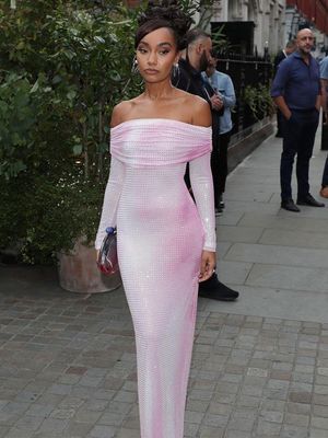 Une robe de soirée sexy sur mesure avec poitrine.