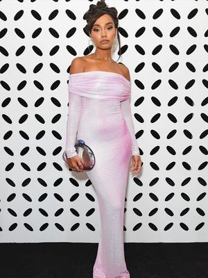 Une robe de soirée sexy sur mesure avec poitrine.