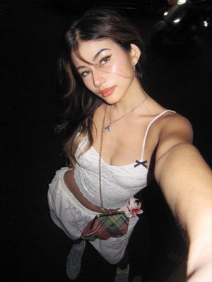 Une nouvelle mode pour femmes sexy, pure, légère, douce et épicée, petite ceinture avec une chemise de base.