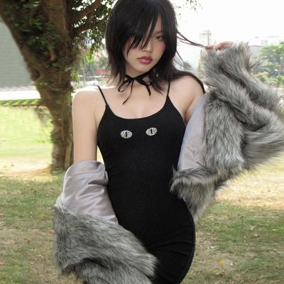Une nouvelle mode d'été sexy sur mesure, une chaude perceuse, un sac à dos exposé, une robe à courroie.