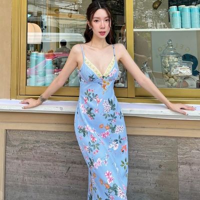 Une nouvelle mode d'été, une robe sexy sans dos, en dentelle.