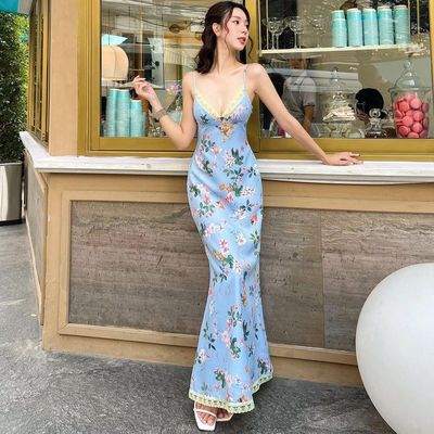 Une nouvelle mode d'été, une robe sexy sans dos, en dentelle.
