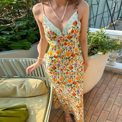 Une nouvelle mode d'été, une robe sexy sans dos, en dentelle.