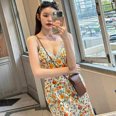 Une nouvelle mode d'été, une robe sexy sans dos, en dentelle.