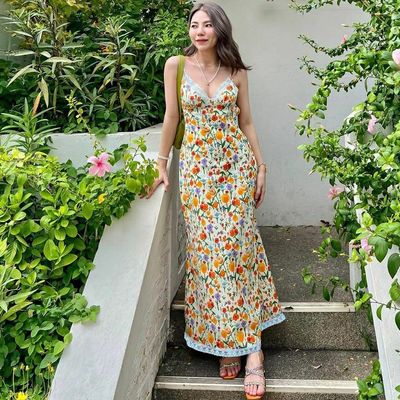 Une nouvelle mode d'été, une robe sexy sans dos, en dentelle.