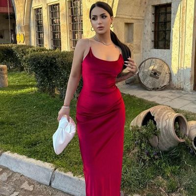 Une nouvelle mode sexy, une robe de couleur solide.