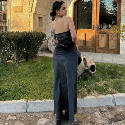 Une nouvelle mode sexy, une robe de couleur solide.