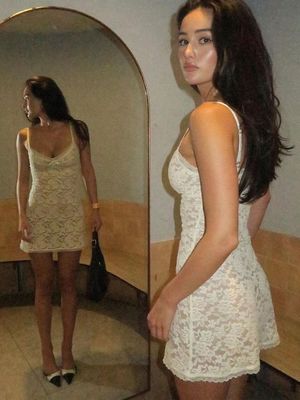 Le printemps et l'été, une nouvelle jupe sexy, une robe en dentelle, une jupe à hanche.