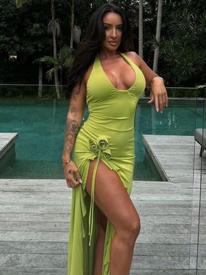 Une nouvelle mode de printemps et d'été sexy couleur solide mince taille haute V-col Halter robe femme