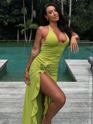 Une nouvelle mode de printemps et d'été sexy couleur solide mince taille haute V-col Halter robe femme
