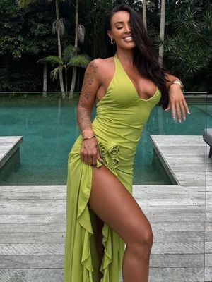 Une nouvelle mode de printemps et d'été sexy couleur solide mince taille haute V-col Halter robe femme