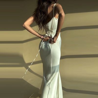 Tempérament d'été vent Europe et États-Unis nouvelle couleur solide épissage dentelle taille longue robe de bride mince