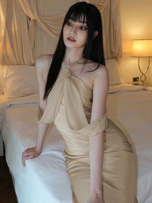 Une nouvelle jupe de style étranger, une jupe sexy sans dos, une tenue mince, une robe brillante.