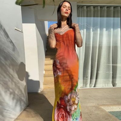Une nouvelle mode sexy pour femme, une tenue à collier sans dos.