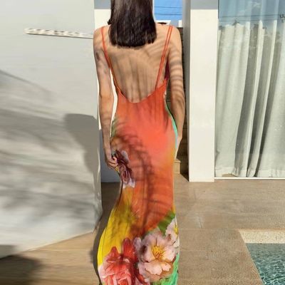 Une nouvelle mode sexy pour femme, une tenue à collier sans dos.